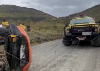 Volcamiento vehicular en Torres del Paine deja a turistas franceses sin lesiones