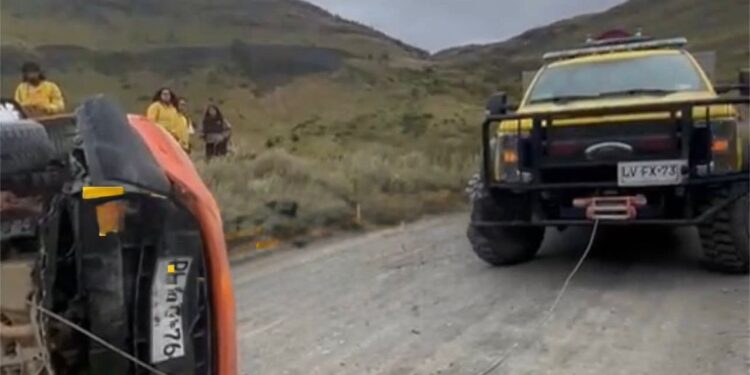 Volcamiento vehicular en Torres del Paine deja a turistas franceses sin lesiones