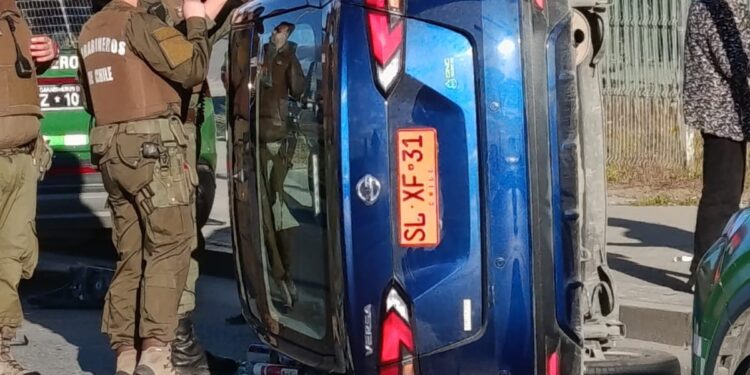 Volcamiento vehicular en Avenida Costanera deja una persona con lesiones leves