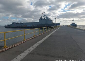 Buque Sargento Aldea recala en Punta Arenas para iniciar obras del nuevo muelle en la Antártica Chilena