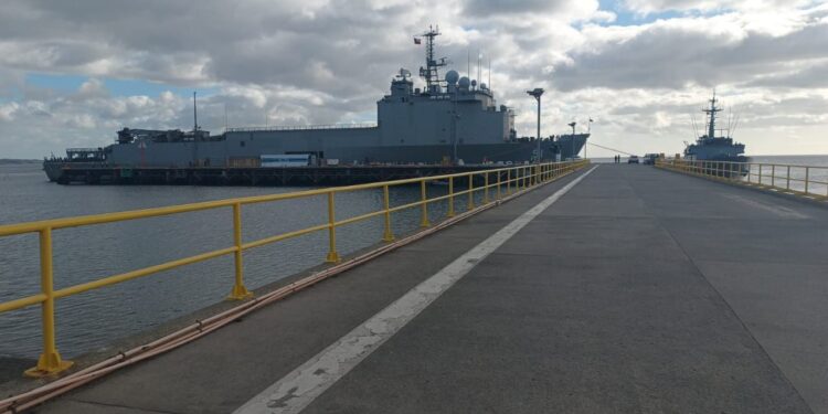 Buque Sargento Aldea recala en Punta Arenas para iniciar obras del nuevo muelle en la Antártica Chilena
