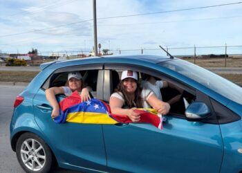 Caravana vehicular en desarrollo en la Costanera se manifiesta por la salida de Nicolás Maduro del poder