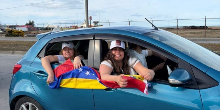 Caravana vehicular en desarrollo en la Costanera se manifiesta por la salida de Nicolás Maduro del poder