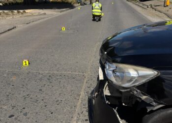 Grave accidente de tránsito entre taxi colectivo y motocicleta deja un lesionado en Punta Arenas