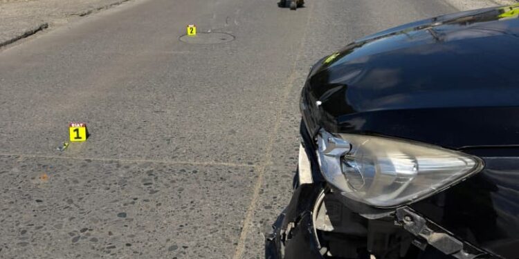 Grave accidente de tránsito entre taxi colectivo y motocicleta deja un lesionado en Punta Arenas