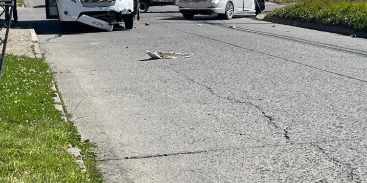 Daños  en los móviles dejo una colisión ocurrida esta mañana en el barrio Prat.