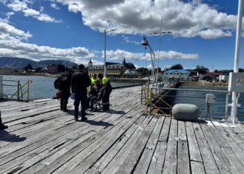 Armada y SAMU coordinan evacuación médica de emergencia desde Puerto Edén a Puerto Natales
