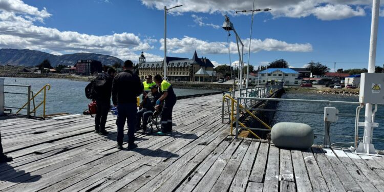 Armada y SAMU coordinan evacuación médica de emergencia desde Puerto Edén a Puerto Natales