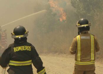 Incendios forestales tiñen de rojo el cielo y obligan a evacuaciones en Biobío y Ñuble
