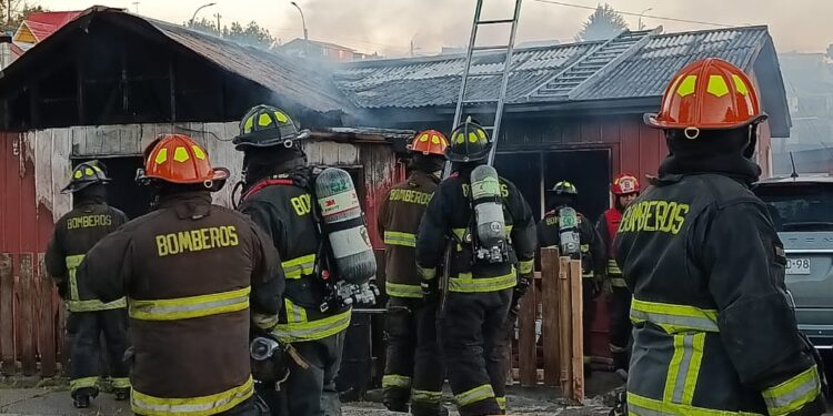 Incendio causo daños en vivienda de calle Ramon Freire y Patagona.