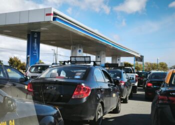 Largas filas para cargar combustible marcan jornada en Punta Arenas