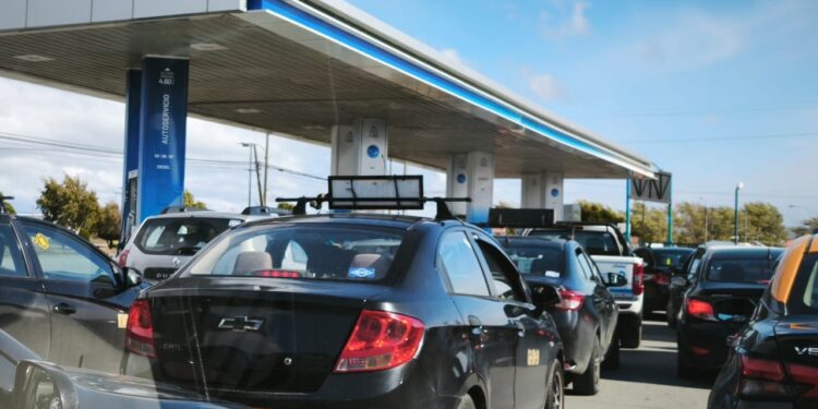 Largas filas para cargar combustible marcan jornada en Punta Arenas