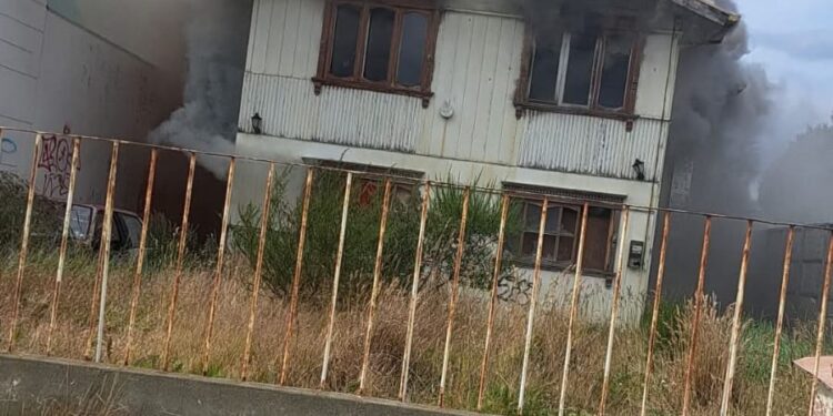 Incendio afecto a vivienda que era ocupada por personas en situación de calle ubicada en Ignacio Carrera Pinto sector costero.