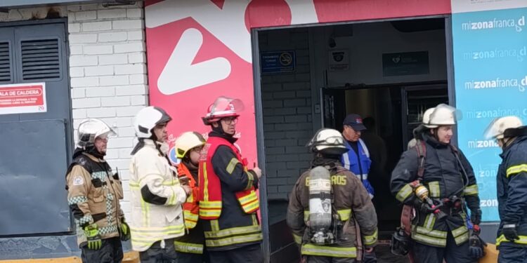 Principio de incendio en zona Austral afectó a una bodega del local de comida rápida Tarragona.