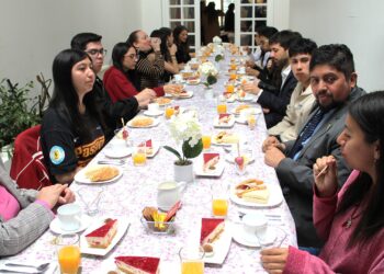 Distinguen trayectorias educativas de 14 estudiantes magallánicos con alto desempeño en la PAES.