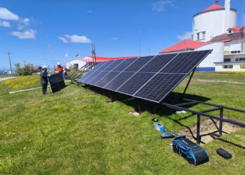 Estudiantes de INACAP rehabilitan sistema solar de Aguas Magallanes y aportan a la eficiencia energética regional