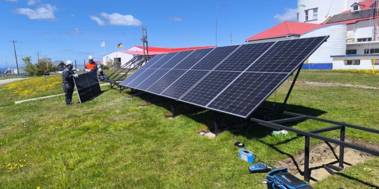 Estudiantes de INACAP rehabilitan sistema solar de Aguas Magallanes y aportan a la eficiencia energética regional