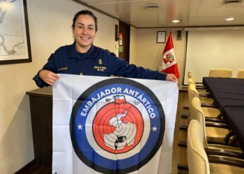 En Punta Arenas, buque antártico peruano “Carrasco” recibió emblema educativo Embajadores Antárticos
