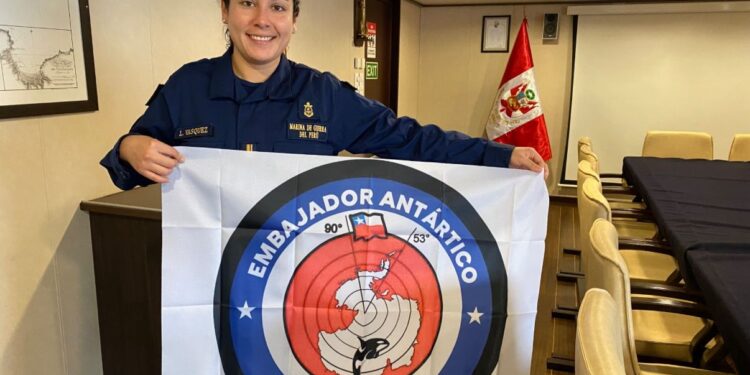 En Punta Arenas, buque antártico peruano “Carrasco” recibió emblema educativo Embajadores Antárticos