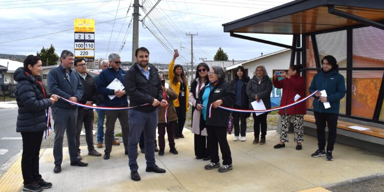 Vecinos inauguran moderno refugio peatonal en Villa del Mar gracias al programa Quiero Mi Barrio