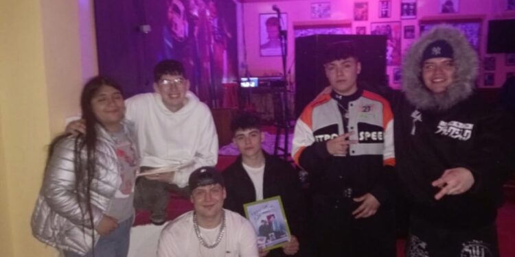 STO revoluciona la escena con «Siguiendo la voz»: Un despliegue de música y teatro en El Submarino Amarillo