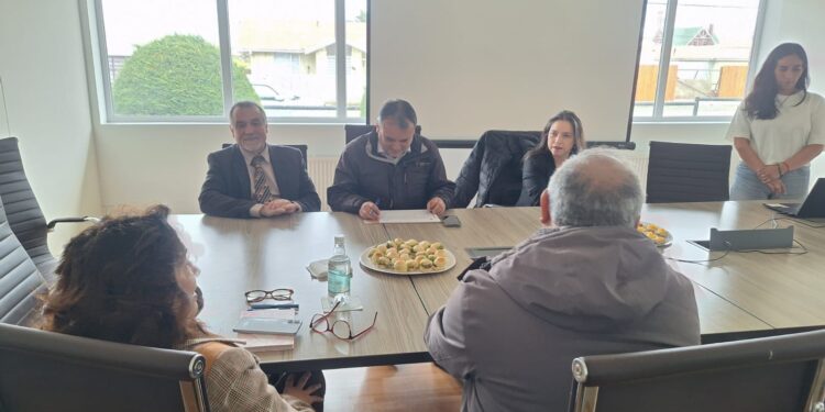 Vecinos de Porvenir y la Direccion de Obras Hidráulicas trabajan juntos para fortalecer los sistemas sanitarios rurales.