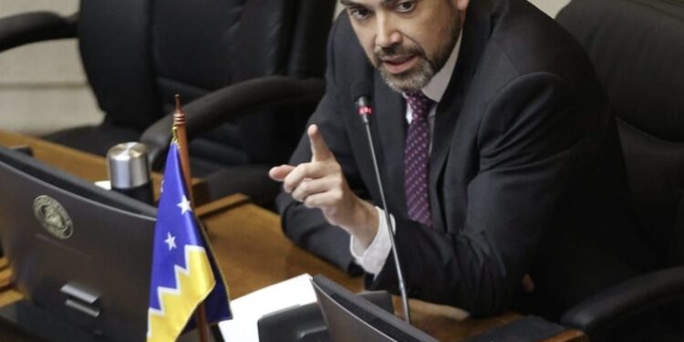 Senador Karim Bianchi rechaza propuesta del Gobierno por reliquidación del VAD y acusa centralismo