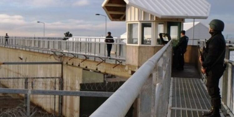 Mujer es detenida tras intentar ingresar clonazepam al penal de Punta Arenas