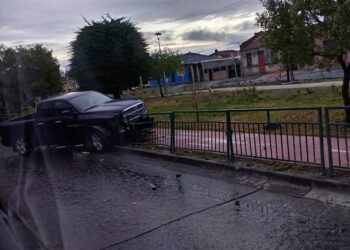 Carabineros reporta camioneta abandonada tras choque contra barrera de contención en Avda.España y Errazuriz.