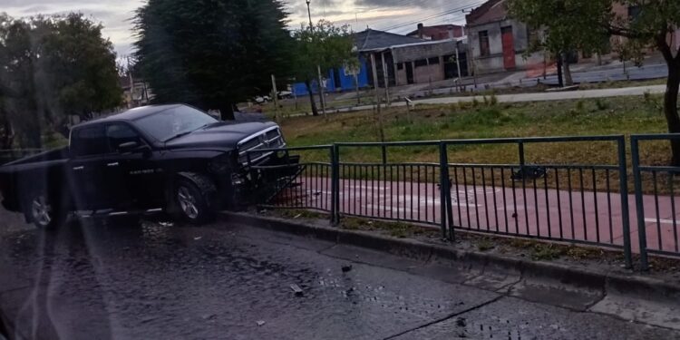 Carabineros reporta camioneta abandonada tras choque contra barrera de contención en Avda.España y Errazuriz.