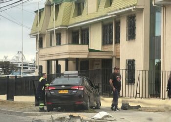 Choque vehicular dejó daños en esquina de Independencia con Chiloé