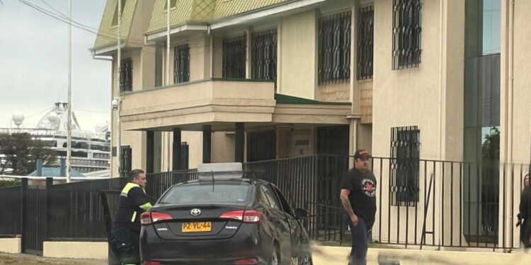 Choque vehicular dejó daños en esquina de Independencia con Chiloé