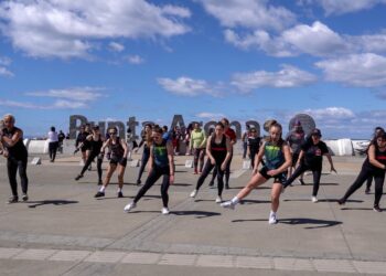 Municipio de Punta Arenas culmina escuelas de verano con masiva actividad deportiva y ciudadana en el borde costero.