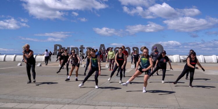Municipio de Punta Arenas culmina escuelas de verano con masiva actividad deportiva y ciudadana en el borde costero.