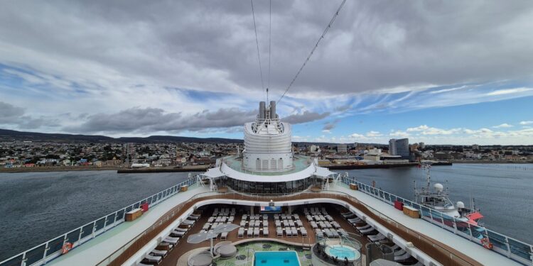 Crucero Vista recaló por primera vez en Punta Arenas durante la temporada 2025–2026