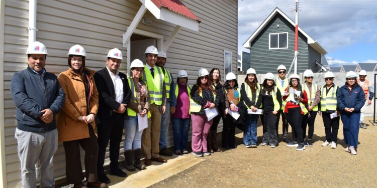 Emoción y esperanza en Puerto Natales: 304 familias recorren viviendas piloto de Fiordos del Sur