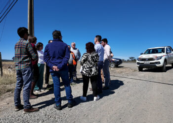 Municipio de Natales acelera gestiones para asegurar tránsito y coordinación de obras en sector huertos familiares.