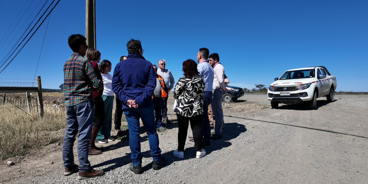 Municipio de Natales acelera gestiones para asegurar tránsito y coordinación de obras en sector huertos familiares.