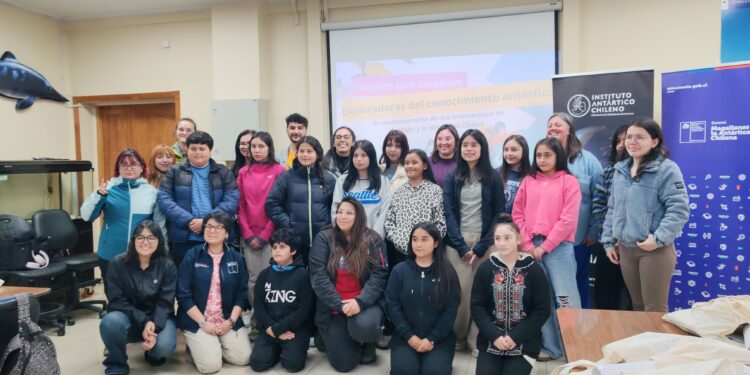 INACH conmemora el Día de la Mujer y la Niña en la Ciencia acercando la investigación antártica a estudiantes de Magallanes