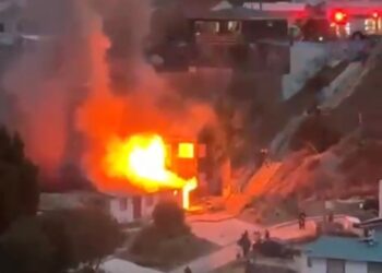 Incendio destruye vivienda en Río de la Mano y moviliza a cuatro compañías de Bomberos en Punta Arenas