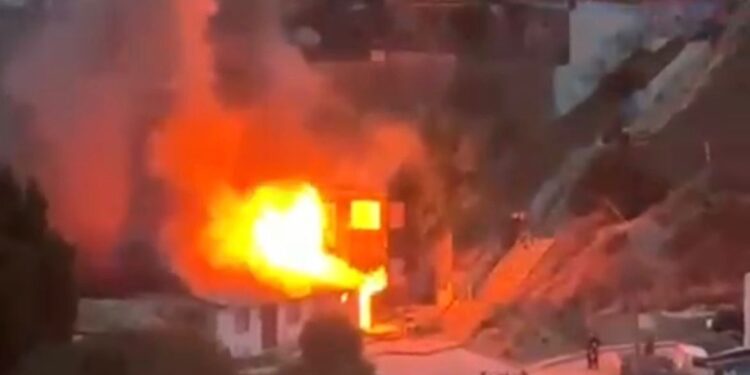 Incendio destruye vivienda en Río de la Mano y moviliza a cuatro compañías de Bomberos en Punta Arenas