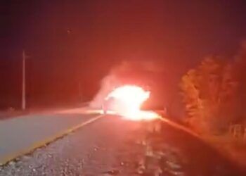 Incendio afectó a vehículo a más de 20 kilómetros al sur de Punta Arenas