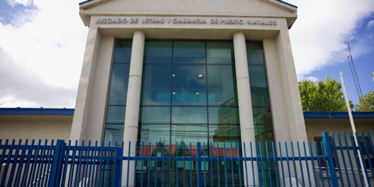 Turista israelí recibe suspensión condicional y prohibición de ingreso a Chile por uso de fuego en Torres del Paine