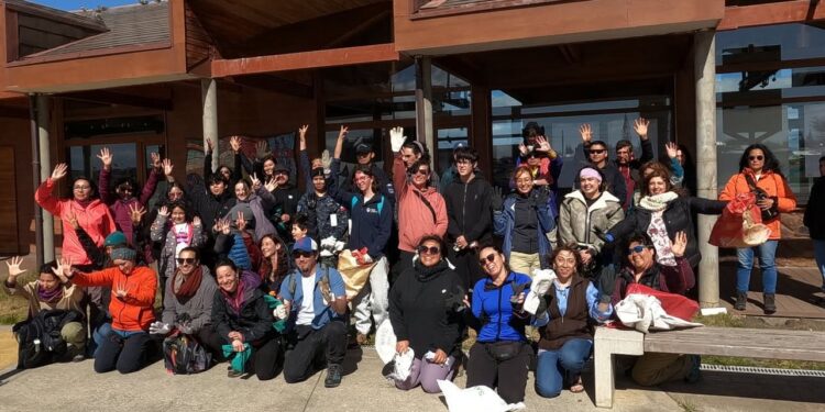 Capitanía de puerto de Puerto Natales participó junto a la comunidad en limpieza del borde costero. 70 kilos de desechos se retiraron.