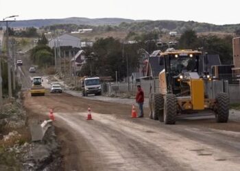Vecinos impulsan mejoras en calle deteriorada mientras avanzan trabajos de mantención vial en la ciudad