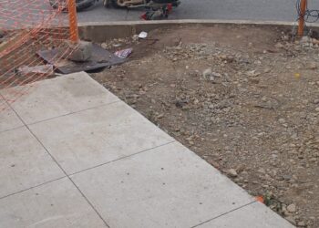 COLISIÓN EN BARRIO 18 DE SEPTIEMBRE: Motociclista herido tras chocar con taxi en transitada intersección.