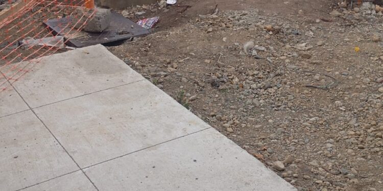 COLISIÓN EN BARRIO 18 DE SEPTIEMBRE: Motociclista herido tras chocar con taxi en transitada intersección.