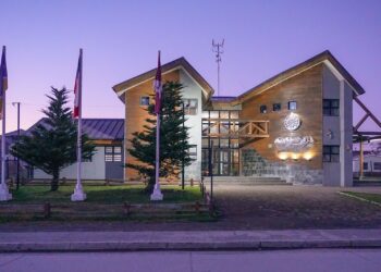 Municipio de Cabo de Hornos reconoce trayectoria de Pamela Tapia tras más de dos décadas de servicio público