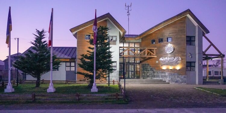 Municipio de Cabo de Hornos reconoce trayectoria de Pamela Tapia tras más de dos décadas de servicio público