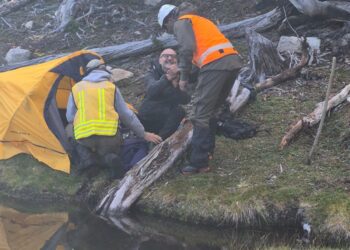Final feliz en los Dientes de Navarino: rescatan con vida a turista brasileño extraviado en Puerto Williams